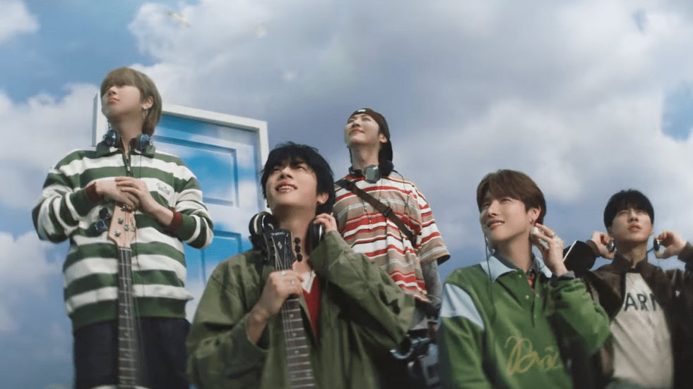 Cena do MV de "Maze" do álbum MAZE: AD ASTRA do ONEWE com os cinco olhando para o céu