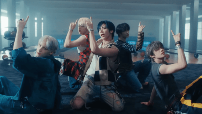 Cena do MV de "Can't Stop" do TXT com os cinco membros dançando