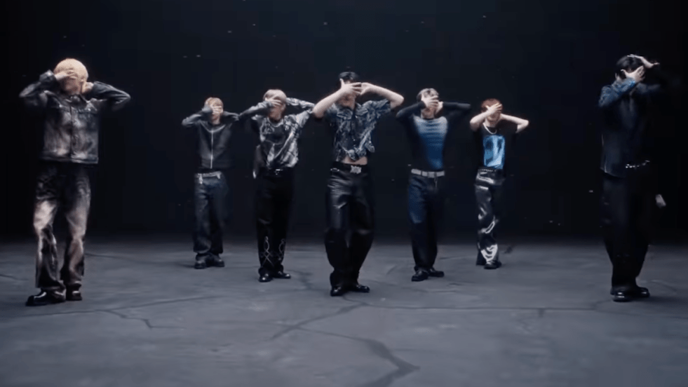 Cena do MV de "X" do álbum blackout com todos os membros do CLOSE YOUR EYES de olhos fechados