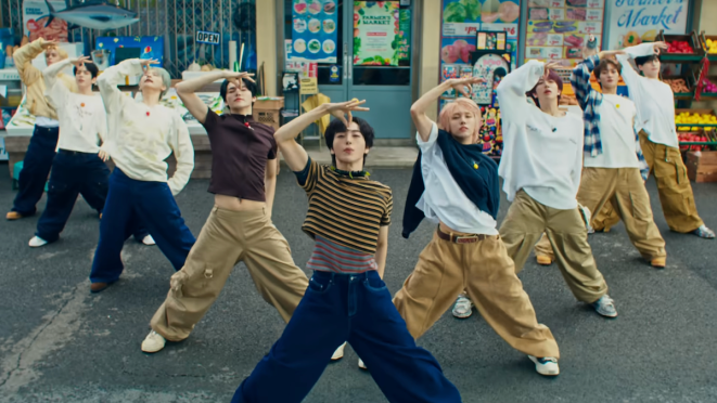 Cena do MV de "Lemonade Fever" do álbum Dare to Crave: Epilogue com todos os membros do CRAVITY executando um movimento chave da coreografia