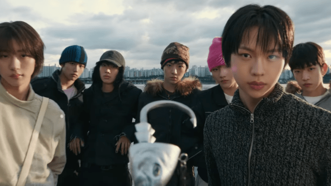 Cena do MV de PUSH BACK com todos os membros do IDID olhando para a câmera