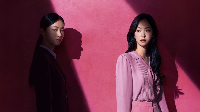 Imagem da atriz Jeon Yeo-Bin como suas duas personagens, Kim Young-Ran e Bu Se-Mi, em contraste entre um fundo rosa iluminado e outro quase apagado pela sombra
