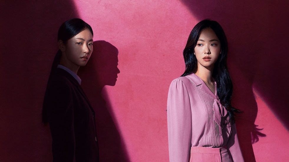 Imagem da atriz Jeon Yeo-Bin como suas duas personagens, Kim Young-Ran e Bu Se-Mi, em contraste entre um fundo rosa iluminado e outro quase apagado pela sombra