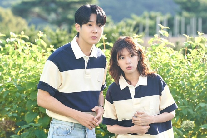 Cena do K-Drama Would You Marry Me com Choi Woo-Sik (Kim Woo-Joo) e Jung So-Min (Yoo Me-Ri) usando roupas que combinam