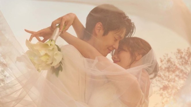 Imagem do K-Drama Would You Marry Me com Choi Woo-Sik (Kim Woo-Joo) e Jung So-Min (Yoo Me-Ri) posando para uma foto de casamento