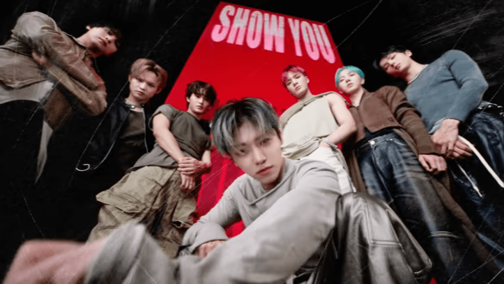 Cena do MV de Beat It Up do NCT Dream com todos os membros olhando para a câmera, de um ângulo de baixo para cima