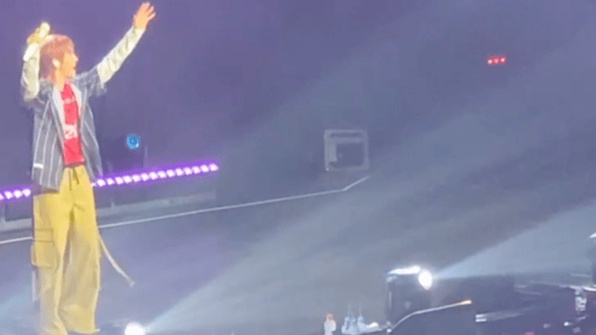 Imagem do Onew no Brasil, no palco do Terra SP durante apresentação do encore no final do tour PERCENT (%)