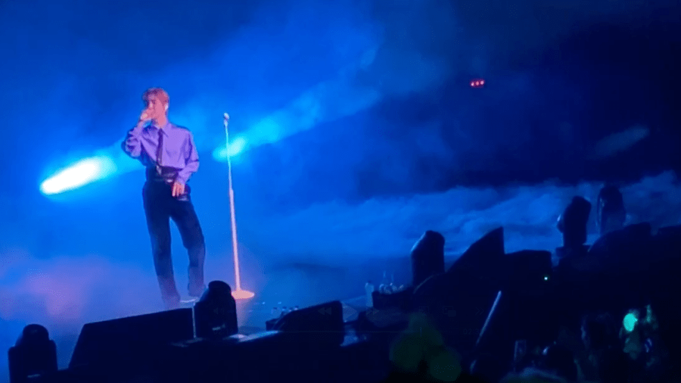 Imagem do Onew no Brasil, no palco do Terra SP durante apresentação da música "Caffeine"