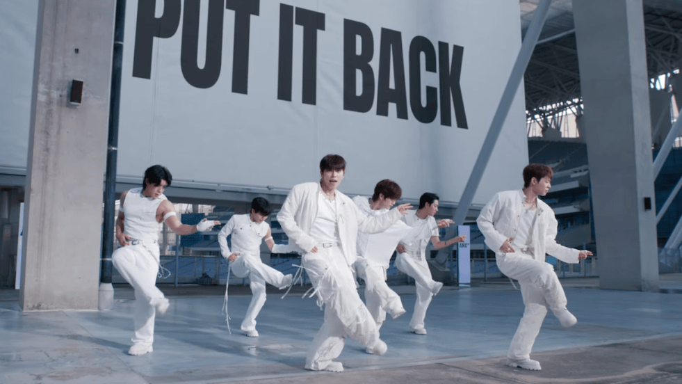 Cena do MV de "Put It Back" do álbum UNBROKEN com todos os membros do ONF vestidos de branco