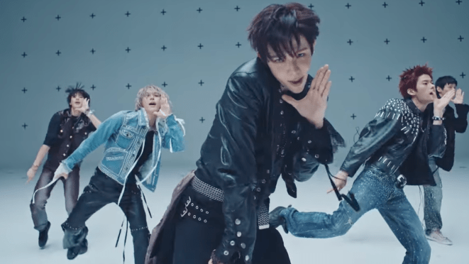 Cena do MV de "FAME" em um dos momentos chave da coreografia