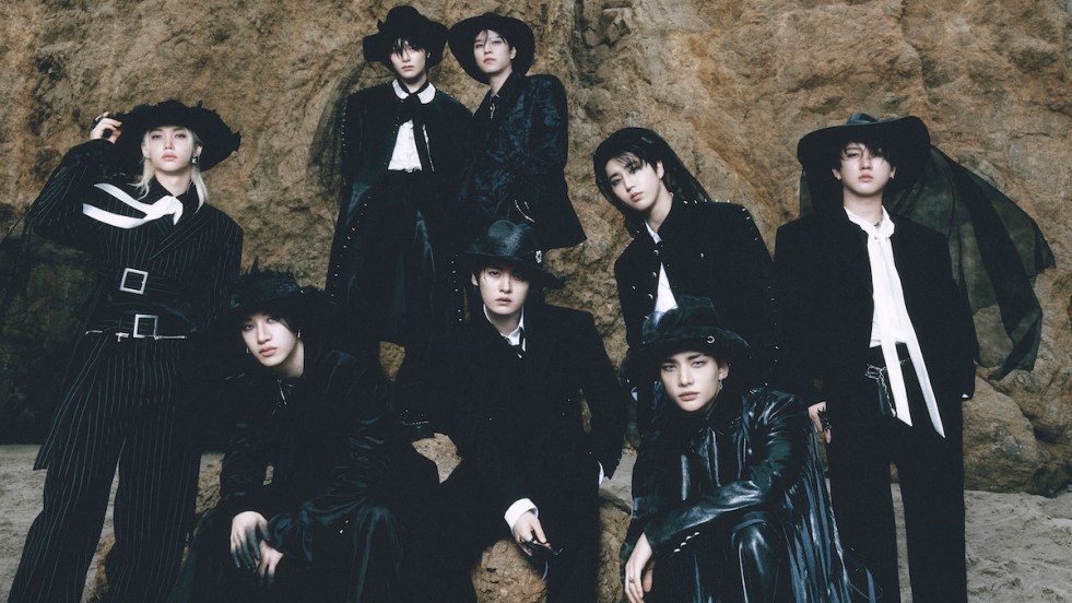 Teaser do álbum DO IT com todos os membros do Stray Kids vestidos de preto em uma praia