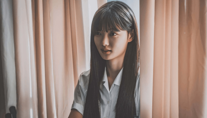 K-Drama Dear X com a protagonista Baek Ah-Jin (Kim You-Jung) em uma cena na escola