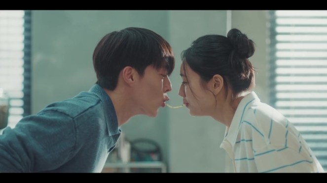 Review do K-Drama Dynamite Kiss: personagens Ji-Hyeok (Jang Ki-Yong) e Go Da-Rim (Ahn Eun-Jin) em uma cena ao estilo "A Dama e o Vagabundo"