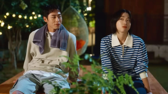 Cena do K-Drama Last Summer com Lee Jae-Wook (Baek Do-Ha) e Choi Sung-Eun (Song Ha-Kyeong) centados no jardim da Peanut House