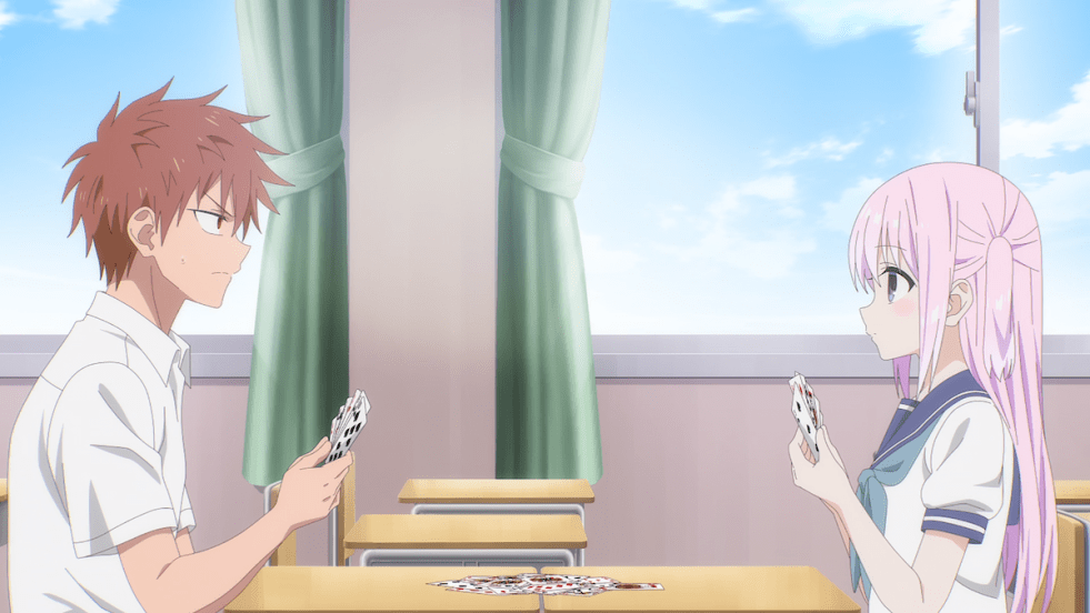 Review do anime Kao ni Denai Kashiwada-san to Kao ni Deru Оota-kun: personagens Oota e Kashiwada durante um jogo de cartas na sala de aula