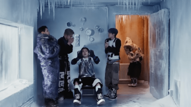 Cena do MV de 白色定格 (Eternal White), novo álbum especial do WayV com Hendery, Kun, Ten, XiaoJun e YangYang em um cenário gelado