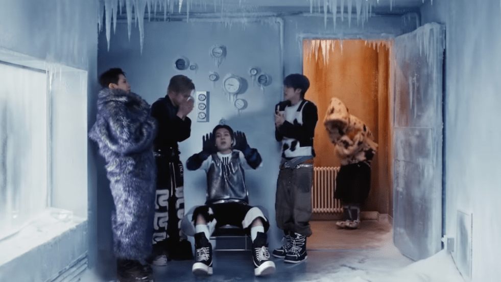 Cena do MV de 白色定格 (Eternal White), novo álbum especial do WayV com Hendery, Kun, Ten, XiaoJun e YangYang em um cenário gelado
