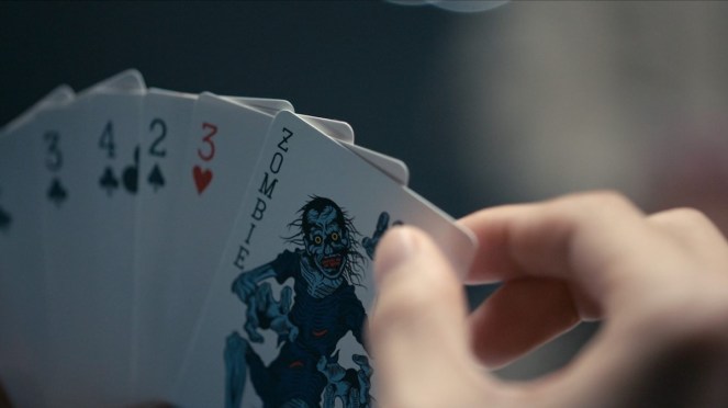 Review do Dorama Alice in Borderland - Terceira Temporada: imagem de um deck de baralho com uma carta de zumbi