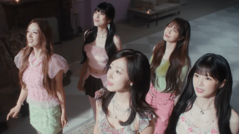 Review do álbum RE : LOVE do Apink: cena do MV de "Love Me More" com Bomi, Chorong, Eunji, Hayoung e Namjoo olhando na mesma direção