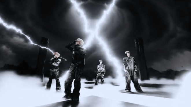 Review do álbum Amplify My Way do AxMxP: Cru, Ha Yoo Joon, Juhwan e Kim Shin em um cenário preto e branco com um X no fundo formado por raios para o MV de "PASS"