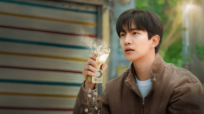 Review do K-Drama Cashero: Kang Sang-Ung (Lee Junho) com dinheiro nas mãos desaparecendo 