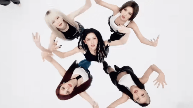 Review do single "Mono" da collab do i-dle com Skaiwater: na imagem do MV, Minnie, Miyeon, Soyeon, Yuqi e Shuhua formam um círculo em um fundo branco