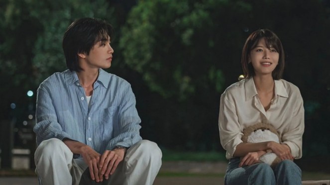Review do K-Drama Idol I: Kim Jae Young (Do Ra Ik) e Sooyoung (Maeng Se Na) sentados lado a lado enquanto ele olha para ela
