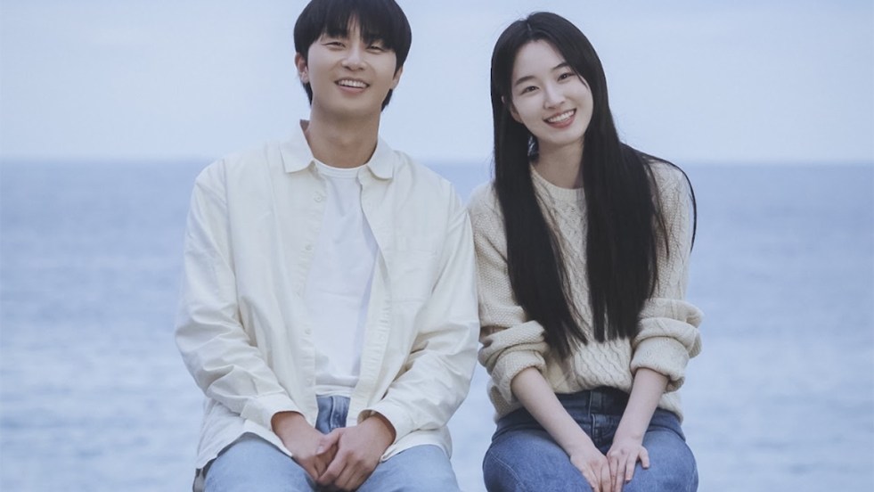 Review do K-Drama Surely Tomorrow: Lee Kyeong-Do (Park Seo-Jun) e Seo Ji-Woo (Won Ji-An) posando para uma foto na praia