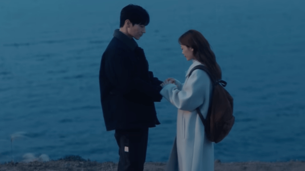 Review do álbum Serenade, que marca o debut da unit de DK e Seungkwan: cena do MV de Blue com os atores Lee You-mi e Noh Sang-hyun e o mar ao fundo