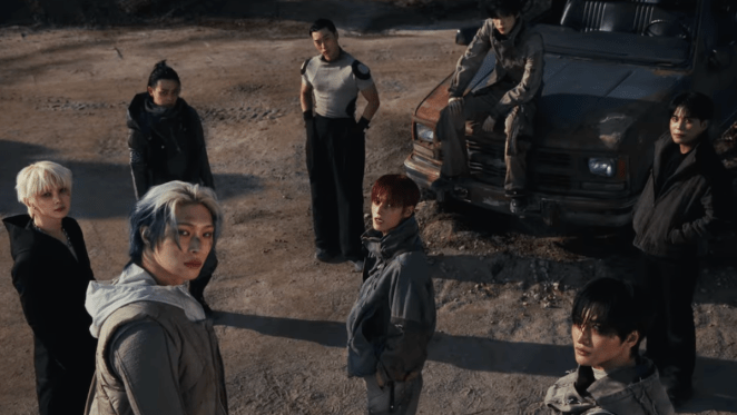 Review do álbum Golden Hour Part 4 do ATEEZ: todos os membros olham para a câmera em cena do MV de "Adrenaline"
