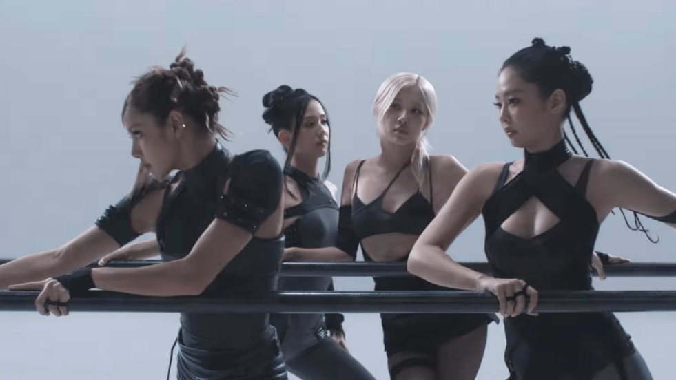 Review do álbum DEADLINE do BLACKPINK: cena do MV com Lisa, Jisoo, Rosé e Jennie juntas puxando remos