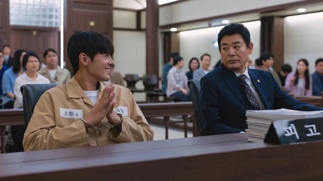 Review do K-Drama Bloody Flower: personagens de Ryeo Un (Lee Woo Gyeom) e Sung Dong Il (Park Han Jun) durante julgamento no tribunal