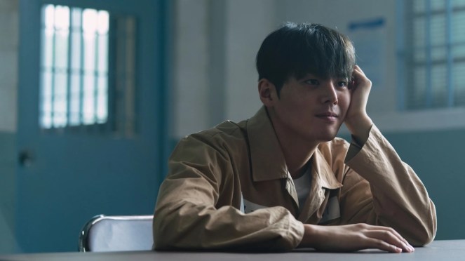 Review do K-Drama Bloody Flower: personagem de Ryeo Un (Lee Woo Gyeom) pensativo na prisão