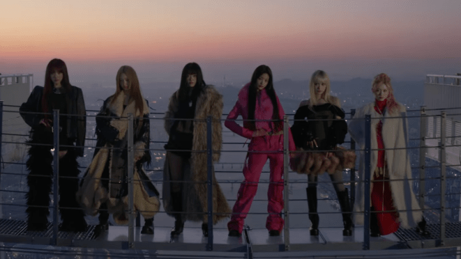 Review do álbum REVIVE+ do IVE: cena do MV da title track BLACKHOLE com as seis integrantes no topo da Lotte World Tower, em Seul
