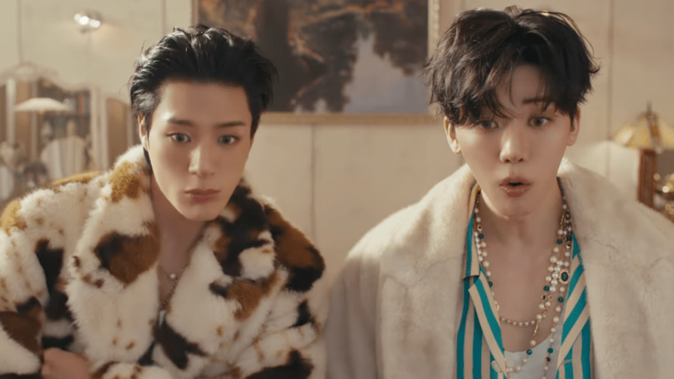 Review do álbum de debut da unit NCT JNJM: cena do MV da title BOTH SIDES com Jaemin e Jeno surpresos