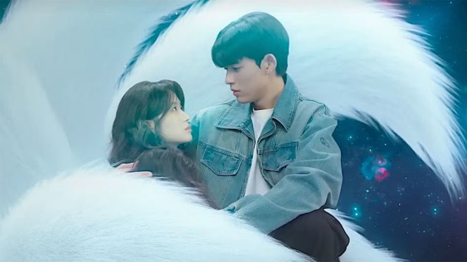 Review do K-Drama No Tail To Tell: personagens Kim Hye Yoon (Eun Ho) com a cauda exposta enquanto é segurada por Lomon (Kang Shi Yeol)