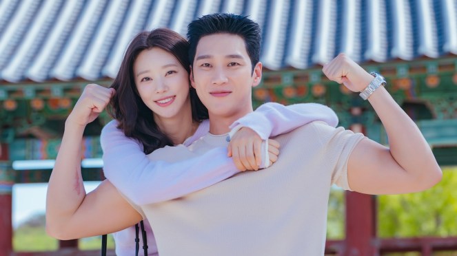 Review do K-Drama Spring Fever: Lee Joo Bin (Yoon Bom) abraçando Ahn Bo Hyun (Sun Jae Gyu)