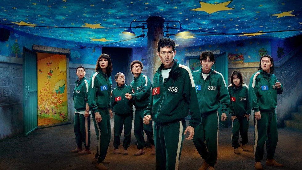 Review do K-Drama Squid Game (Round 6): pôster da segunda e terceira temporada de Squid Game (Round 6) com os personagens principais, incluindo Lee Jung Jae (Seong Gi Hun), em um dos jogos