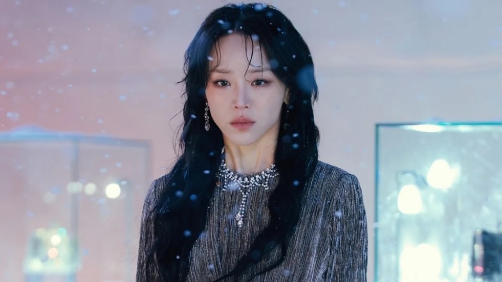 Review do K-Drama The Art of Sarah: personagem Sarah Kim (Shin Hae Sun) em um ambiente de luxo