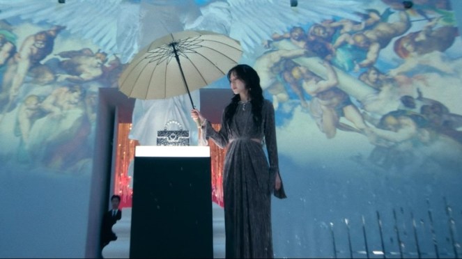 Review do K-Drama The Art of Sarah: personagem Sarah Kim (Shin Hae Sun) na festa de lançamento da Boudoir