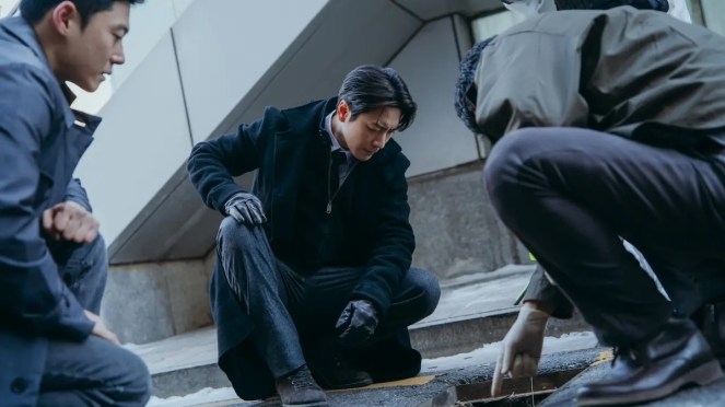 Review do K-Drama The Art of Sarah: personagem Park Mu Gyeong (Lee Joon Hyuk) na cena do crime