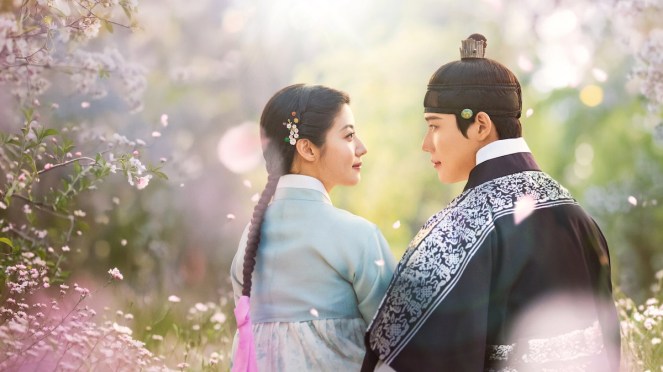 Review do K-Drama To My Beloved Thief: personagens Nam Ji Hyun (Hong Eun Jo) e Moon Sang Min (Lee Yeol) olhando um para o outro com afeto