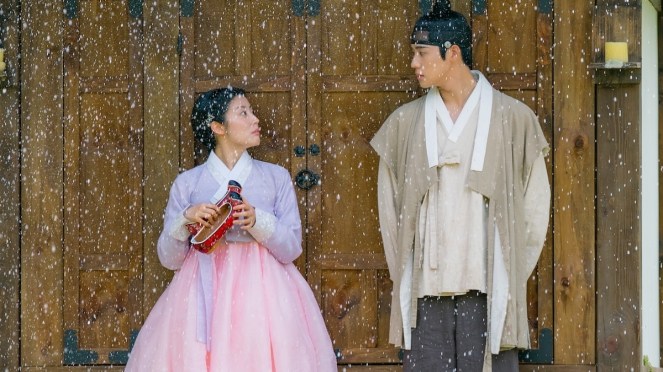 Review do K-Drama To My Beloved Thief: personagens Nam Ji Hyun (Hong Eun Jo) e Moon Sang Min (Lee Yeol) olhando um para o outro enquanto se protegem da chuva