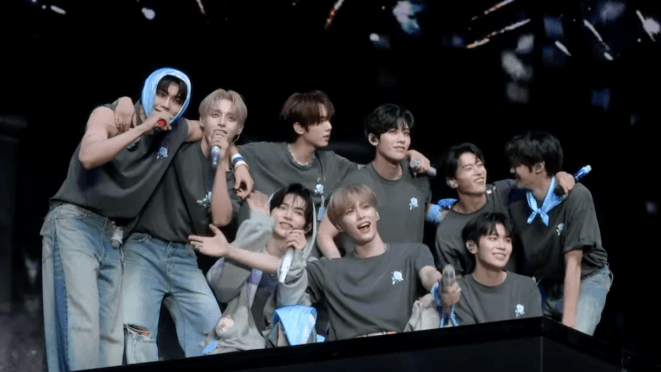 Review do álbum especial RE-FLOW com todos os membros do ZEROBASEONE juntos no palco de um dos seus shows