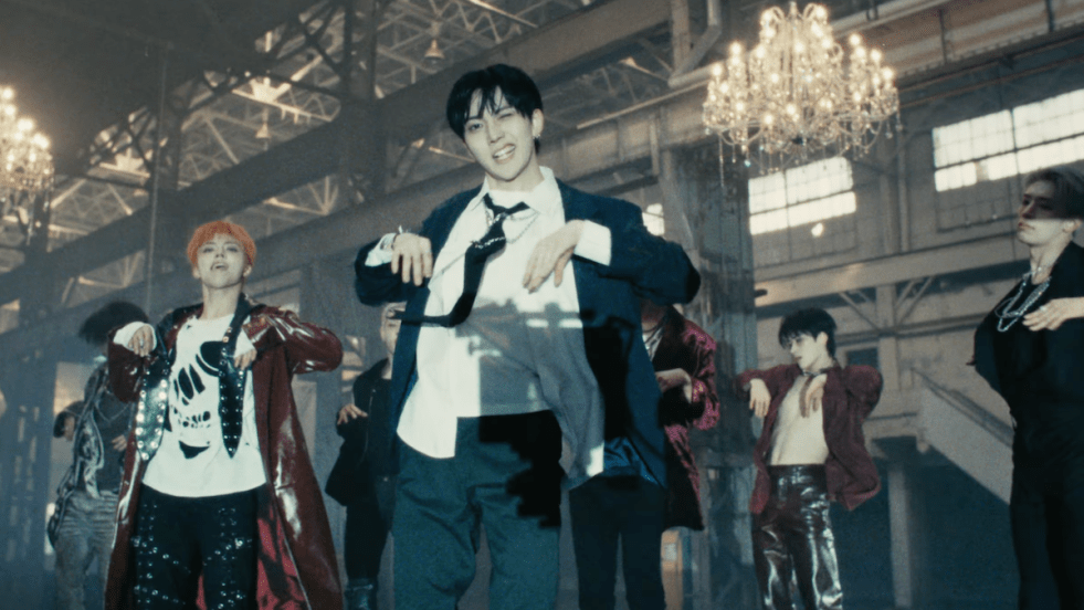 Review do álbum NO DOUBT do ALL(H)OURS: cena do MV de "DEAD MAN WALKING" com Hyunbin, Kunho, Masami, Minje, ON:N, Xayden e Youmin em coreografia estilo zombie