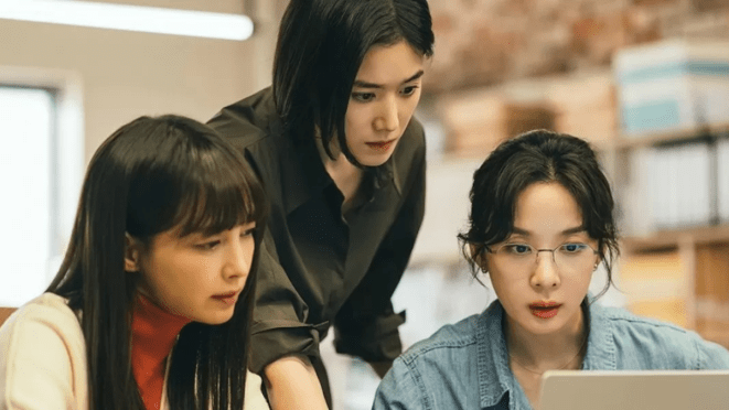 Review do K-Drama Honour: personagens de Lee Na Young (Yoon Ra Young), Jung Eun Chae (Kang Shin Jae) e Lee Chung Ah (Hwang Hyun Jin) na frente do computador tentando acessar o app Connect In