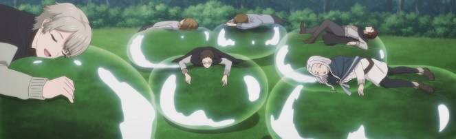 Review do anime Majutsu-shi Kunon wa Mieteiru com os personagens secundários relaxando nas camas em formato de bolhas que o Kunon cria com a magia de água