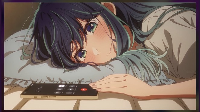 Review do anime Oshi no Ko, terceira temporada, com a personagem Akane deitada na cama enquanto conversa com Aqua pelo celular