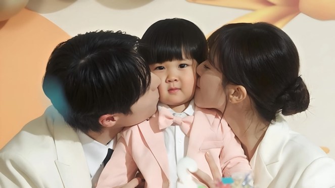 Review do K-Drama Our Universe: personagens de Bae In Hyuk (Sun Tae Hyeong), Roh Jeong Eui (Woo Hyun Jin) com Park Yoo Ho (Sun Woo Joo) no meio ganhando um beijo em cada bochecha