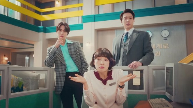 Review do K-Drama Undercover Miss Hong: personagens de Cho Han Gyeol (Albert Oh), Park Shin Hye (Hong Geum Bo) e Ko Kyoung Pyo (Sin Jeong Woo) no escritório da Hanmin